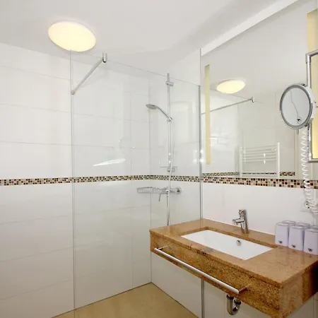 Strandnahe Rex Rugia: Balkon & Ahoi Erlebnisbad Apartment Lobbe